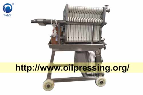 Plate and frame oil filter
