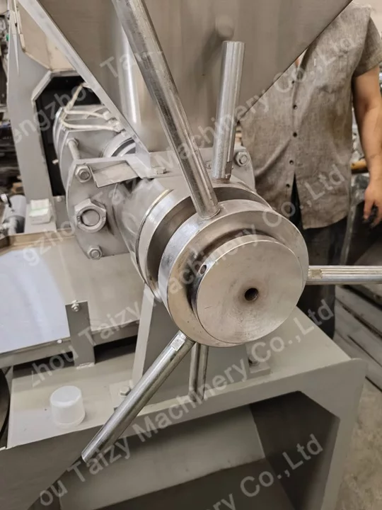 Adjusting handle
