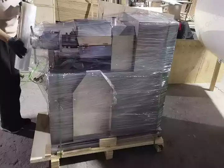 How Did A Screw Oil Press Machine Help A Kosovo Oil Business Increase Profit? 8 Oil press machine packing