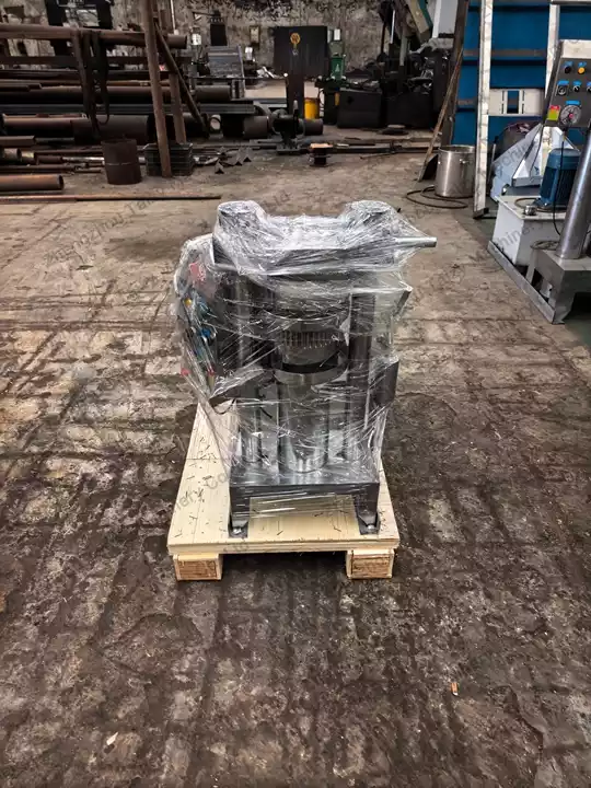 Why Did A Colombian Customer Choose Our Hydraulic Oil Press? 1 Vertical hydraulic oil expeller